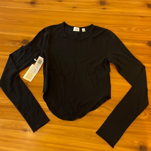 Aritzia lot. Two shirts - Picture 2 of 5